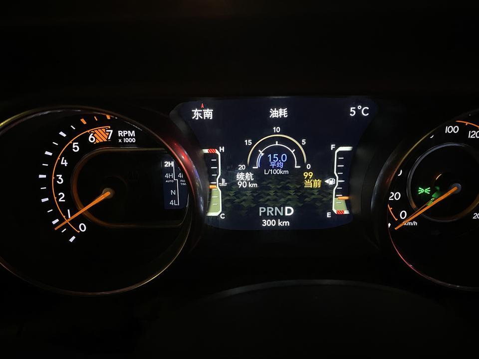 2020.1.8 提车日
本来想订两门的牧马人 裸车价42.99w
但是什么时候有车就不一定了 刚到的一辆两门还是车主小姐姐18年订的 
他们说 买两门的牧马人就是佛系车主
我哥帮我权衡了一下 还是决定帮我订了四门的
3w的差价 除了多了两门的空间 
其他的配置也提升很多（座椅加热方向盘加热前后雷达皮座椅等）两门的还是卤素大灯
之前对于买不到两门的牧马人还有点遗憾
看到现车之后 完全沉浸在新车的喜悦之中了?
而且提车那天刚好遇到一个车友大哥 
刚刚卖了两门的来订四门的 当场订车 
一聊还是老乡 果断加好友