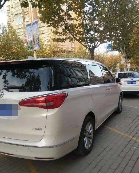 购车总价 | 裸车价为31万元，落地价为34.49万元。
同级对比 | 当初考虑换车的时候看了很多款车，又根据自己的驾驶习惯排除了很多车型，最后选择了别克GL8，首先它的油耗方面还算合理，然后就是它的内饰做工精细和外观的大气稳重，在价格方面还是觉得不错的，生产工艺方面也挺成熟的，整体设计也合理，配置也不错，安全性能也不错，所以我选择它。
颜值 | 新款车型的颜值要比老款车型看的更运动时尚一些。从侧面来看修长的车身，给人感觉具有速度感，但是从前面来看感觉像胖头鱼。
空间 | 空间当然没得说了，无论是哪个座位