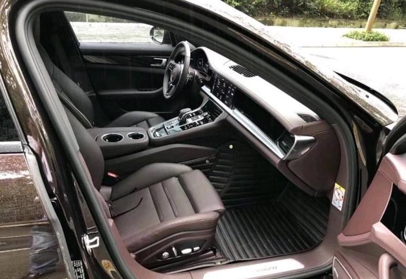 panamera-购车总价 | 买这款车的时候总价位是112.6万元。
同级对比 | 跟奔驰S级相比，这款车的外观会更有豪华感，试驾的时候感觉这款车的性能配置也非常的符合我。
空间 | 轿跑空间还凑合，前排后排都过得去，不过后备箱的空间还是很满意的。
颜值 | 外观真的是没话说，每一处都是完美的线条，特别的喜欢。
内饰 | 闫车不进行选配的话，标配的内饰及座椅材质都不是真皮。
