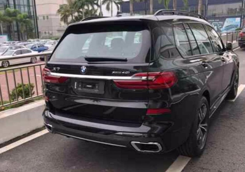 宝马x7 phev-购车总价 | 这款车的裸价在126万左右，落地价我记得在142.2万左右
同级对比 | 参考了一下同级别的奔驰Gls，这款车的动力很足，但是内饰风格很一般，没有什么新意，后来就看中了宝马X719年行政型，试驾了一下，感觉各方面条件都不错，然后就买了
空间 | 这款车属于大型SUV，所以绝对不用担心空间，我1米76，体重132斤左右，坐在车内空间足够，后备空间也还可以，能够放不少东西
油耗 | 每100千米大概平均耗8个油到9个油之间，这款车的动力确实很足，所以这个耗油量我觉得还能接受
