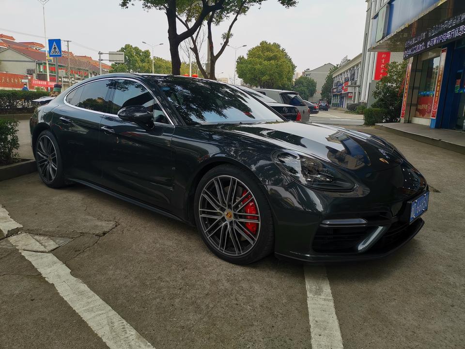 panamera-因为已经有一台3T的a7在用，觉得加速能力不够了，想添置一辆4T的家用车。本来一直等换代的RS7，无奈迟迟不换代。后来先等到了帕纳梅拉的换代，新款去掉了驼背，尾灯和大尾翼一下子吸引了我。于是乎就去定制，把自己平时用的到的配置都选了，比如后轮转向，矩阵大灯，21寸锻造轮毂，sc鸡血模式，熏黑尾灯，碳纤维内饰加热方向盘等等。用不到的一概不选，比如氛围灯那些，因为我平常通勤带两娃上下学，基本晚上不出门。
      外观是肯定拉风的，内饰是肯定豪华的，排气声浪在没有选运动排气的情况下，已经足够