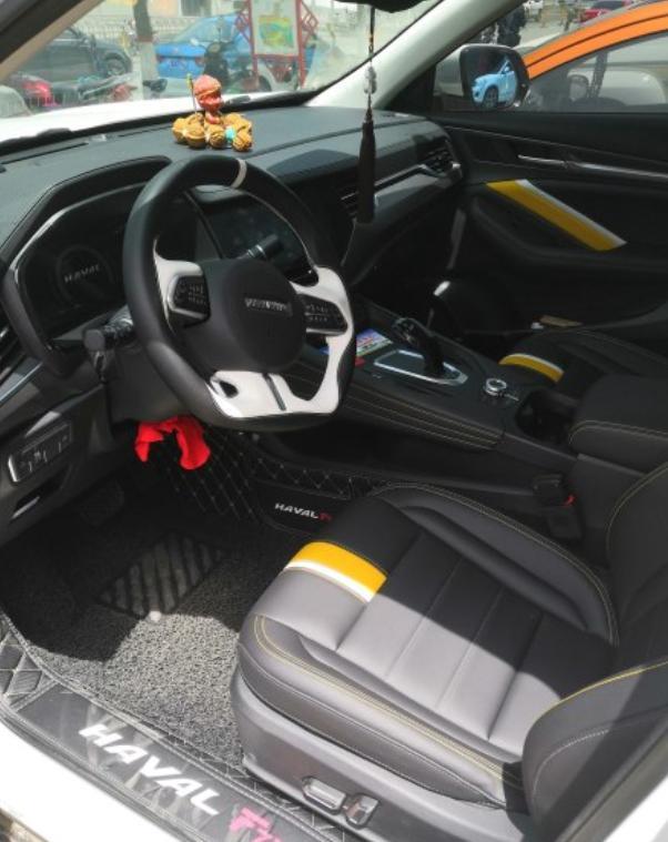 长安cs85 coupe-购车总价 | 裸车12万6，办完还不到15万，高配低价是国产车的优势。
同级对比 | 最开始选了长安CS85，后来看着邻居买了辆哈弗，借来开了一会还挺满意，哈弗在国产SUV里算是打出名气来了，十来万就能买这样的配置真的是很划算了，选这辆准没错。
空间 | 很宽敞，坐后排翘二郎腿都没有问题，平时我车上都坐5个人，没觉得挤。
驾驶体验 | 方向盘有特点开慢的时候很轻，上了高速明显感觉重了不少，应该是为了安全考虑吧，转向没有虚位。刹车有些偏软，现在适应了感觉很舒服。座椅相当软跟沙发一样