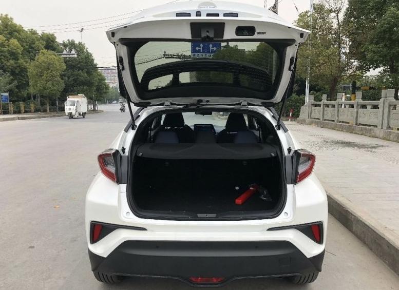 购车总价 | 这辆车裸车的价格是15.58万，再加上购置税以及保险的费用，我算了一下落地价差不多是18.14万。
同级对比 | 买这辆车之前，我也看了本田缤智的2017款 1.8L CVT 两驱豪华型这款车，但是从车身的前脸设计来看，我比较喜欢丰田的这款车，大气，时尚感很强，反正是我喜欢的年轻活力款，本田缤智那款车就太朴素了。
颜值 | 我特别喜欢这款车的外观，前脸的大灯是我比较满意的，而且LED灯带是渐近线的，我很喜欢，开出去朋友都说好看。
内饰 | 内饰颜色的搭配我是真的爱了，简单大气，车内也没有什么