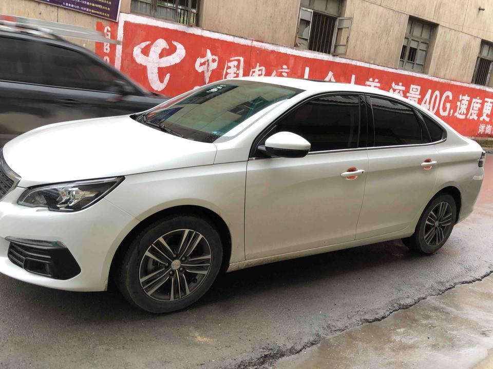标致308-颜值 | 其实一直都挺看好法系车，对门哥哥是雪铁龙的。好几年了也没任何毛病。对法系车挺有好感，有一次路过标志的店门口，直接被308吸引了，现在的法系车这么好看了。前脸霸气，和日间行车灯相呼应，真是大气。非常运动不失时尚。尤其是尾灯够拉风，标志性的尾灯。一眼相中。
空间 | 前排我身高176左右做好以后头部还有位置，调好位置后后排也够用，说真的法系车对比别的车还是有点小，后排座三个人正好，不适合长期做，出远门，后备箱够大。牺牲了后座，后备箱就大了。清明出去玩带孩子的小推车，各种东西完全无压力。够