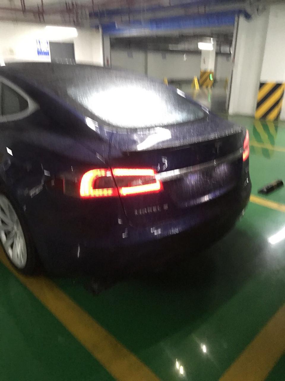 model s-购车总价 | 当时没有优惠，新车裸车价80.63万，加上保险，上牌下来89.45万，新能源车型没有购置税。
同级对比 | 买车就看中了特斯拉的新能源，毕竟做的挺不错。科技感十足。
故障吐槽 | 新车刚买的时候后门有瑕疵，只怪验车没看清楚，后来去4s店，人家不承认，
空间 | 空间还算可以吧，本人173，做后排腿部空间有1拳左右，头部空间有3指。后备箱空间表现不错，满足一家三口的一家游出行还算可以。
驾驶体验 | 动力输出特别够用，百公里4.3秒的加速成绩，方向盘指向精准，悬架调教的挺不错，