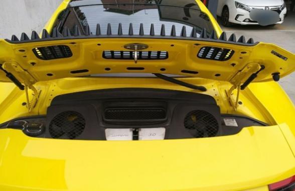 保时捷911-裸车价：143.68万元 落地价159.5万元 #同级PK：同级看了GTR，但是日产毕竟不是专业做跑车的，想想还是911比较稳妥。#外观运动：全黑的轮毂和红色的卡钳看起来就嗨，浓浓的跑车味。#内饰简单：内饰是保时捷一贯的简约风，很喜欢跟中央的操作区，各个按键按起来都很方便。#空间满意：没想到前面的行李箱还挺大的，能装下不少东西，以后去机场接人能用上了。#油耗较高：综合油耗在16个左右，稍微有点高，但是和带来激情来说，这点油耗不算多。#驾驶有激情：车子开起来很有激情，加速真不敢随便地板油，动力