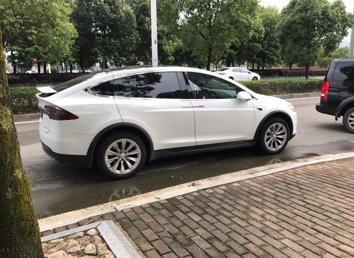 model x-购车总价 | 我是今年五月份提的这辆车，当时买的时候没有优惠，仅仅购置税都花了7万多，再加上杂七杂八的费用一共花了89万多，裸车大概是将近80万。
同级对比 | 相比较于耗油的车子来说，它最大的优点是就是节能环保，我之前开的是奥迪A6L，感觉modelx的各方面都比它要好，比如说驾驶过程中没有换挡的顿挫感，操作感流畅。而且养它不像养油车那样费钱。
故障吐槽 | 在高速上行驶的时候有两三次感觉后门处有些异响，也没太在意，还有就是它的车身饰板处有缝隙，不密合。
空间 | 车内空间还是挺够用的，