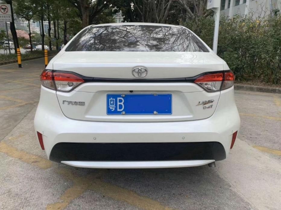 2015年购入人生第一台车，至今5年6万多公里，大毛病不断，坚定了我换车的想法，开启了我的选车之路，我这次的购车预算不多，首选车型是本田思域。主要是他动力好，车轻，加速快，改装潜力巨大。但是仔细一想自己过了那个玩的年纪了，得选择一个好开省油空间大的家用车了，目光逐渐转向了丰田，看到了雷凌，跟父母说了一下这款车给他们看了照片，他们也都很喜欢，第二天我就去了4s店，试驾过后确实让自己很满意，还有一万五的优惠，办完落地14.31万。
雷凌的车头两边有棱有角看起来十分的简约大气，车身线条十分优美，远处看上去十分简