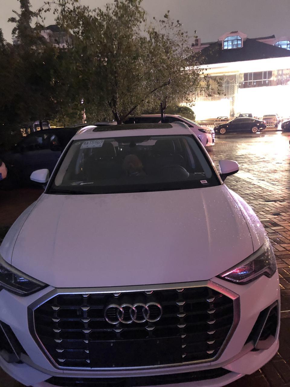奥迪q3-购车总价 | 裸车23.5万，4s店要求最低加装3000。
油耗 | 目前一共行驶了将近500公里，加了1箱95的油，油表显示还有两格，还能行驶120公里。综合油耗8.7，高速上开空调6.4，市内9.6～10.2不等。总体上还是比较省油的。
空间 | 空间与同级对比不小，特别是前后排座椅座垫都加长了，甚至后排坐垫比我以前的天籁还要长。坐进去后部空间很好，没有任何局促感。运动型的车前排座椅带腿托，很棒。
内饰 | 动感型车内部以反毛皮为主，档次还算不错的。座椅的包裹性也很强。按键做工也不错，很德系