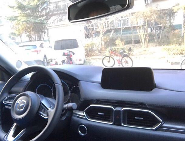 购车总价 | 裸车219800吧，落地24.5左右，具体记不清了，没有加装任何东西，纯素车，性价比可以说物有所值，算不上物超所值
同级对比 | 同时看了奇骏和自由光，最后倾向于颜值的我选了马自达，当然另一个重要原因是他的变速箱和发动机的匹配，使我试驾体验最优秀的一款，还有就是创驰蓝天技术了，选车的时候就坚持要自然吸气搭配手自一体，最终选择了马自达，其发动机与变速箱的匹配几乎可以说完美，并且新一代配置也比较丰富，比奇骏好不少，奇骏空间占优，但是还是放弃了
故障吐槽 | 不过对他的悬挂我是真的服，太硬，过个减
