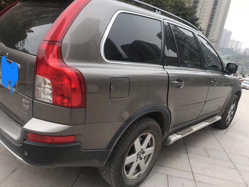沃尔沃xc90 phev-这个车提车的时候是83.4万，加装花了4.5万，很喜欢这个车的空间大，并且动力强劲，动力输出平顺性稍差
跟路虎相比，因为比较注重车的安全性能，所以选择了沃尔沃，自认为沃尔沃的安全性能比较高点
跟奥迪a8相比，后排很宽松舒适，动力性能差不多，但是刹车系统偏软
外观稳重大方 : 外观很低调奢华，并且内饰做的很细腻奢华，并且感觉很帅气，特别喜欢这个车的颜色，比较稳重，车漆很厚实
空间乘坐舒适 : 车内空间很大，座椅很舒适，驾驶位的座位也很大，后排的位置也挺舒服的，遇到坑坑洼洼的地方，也