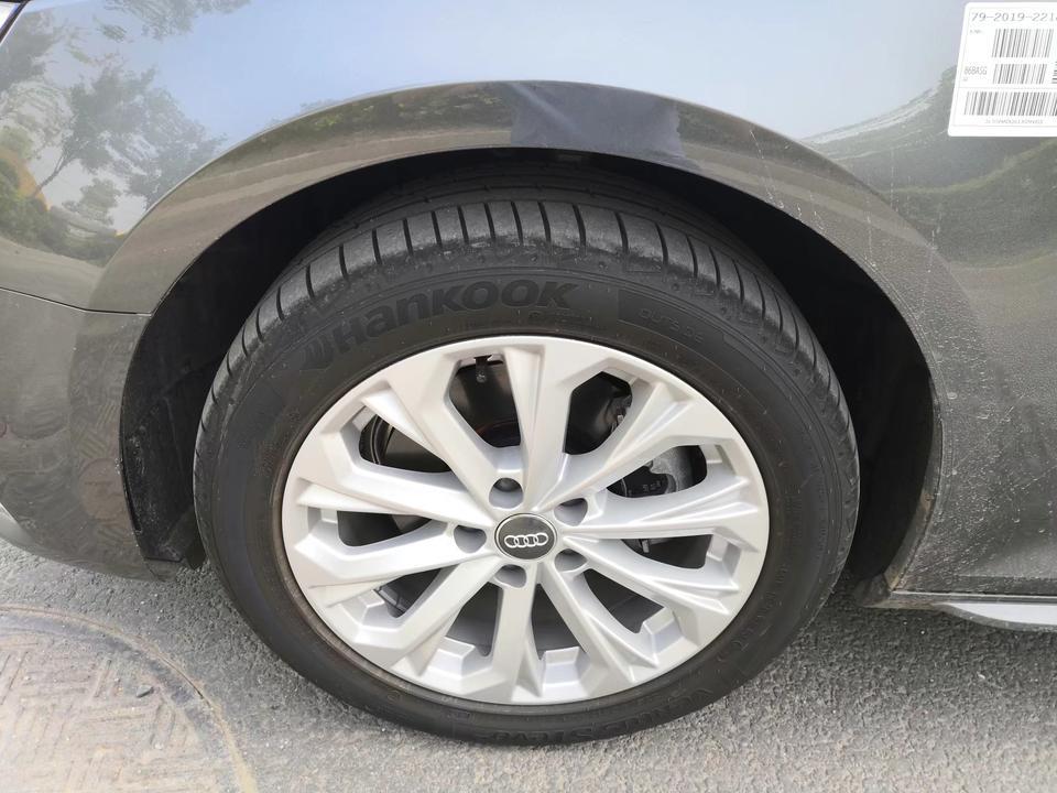 奥迪a4l-购车总价 | 裸车23.1，留学生购车免购置税，保险6700，其他装饰装潢下来落地24万多一点。
同级对比 | 选车的时候对比过同级别宝马老款3系，奔驰C级别。
老婆最喜欢奔驰C，奈何奔驰太贵，墙排因为中控的原因横向空间总觉得太窄，后排空间也不发，家庭用车，还是放弃了。
老款宝马三系，做进去总感觉坐姿太低，不喜欢宝马的仪表盘。
A4L中规中矩，价格也最便宜，最终还是选的A4L。
故障吐槽 | 还没提车发动机故障灯就亮了，读取故障码是燃油压力过低，是因为4S加的油太少不够了！实在搞不懂了4S就缺