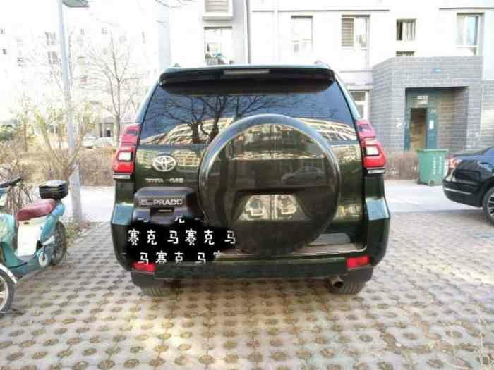 购车总价 | 裸车50万。落地55.3万。
同级对比 | 对比过大切诺基，英菲尼迪qx60，雷克萨斯rx。还是比较喜欢普拉多的造型以及动力。
空间 | 空间非常大，七座车满载完全无压力，毕竟那么大的车身，后备箱宽度和深度都非常给力，装什么都行。
颜值 | 满分的造型，霸气外漏，给人一种硬派越野的感觉，大轮毂也是非常霸气，大灯晚上特别亮。
内饰 | 内饰就比较简单了，造型一般，没啥亮点，用料倒还可以，空间布局也很不错，总体来说内饰相比动力或者外观差点意思吧。
油耗 | 跑市区油耗接近13个油了，可能跟我自己
