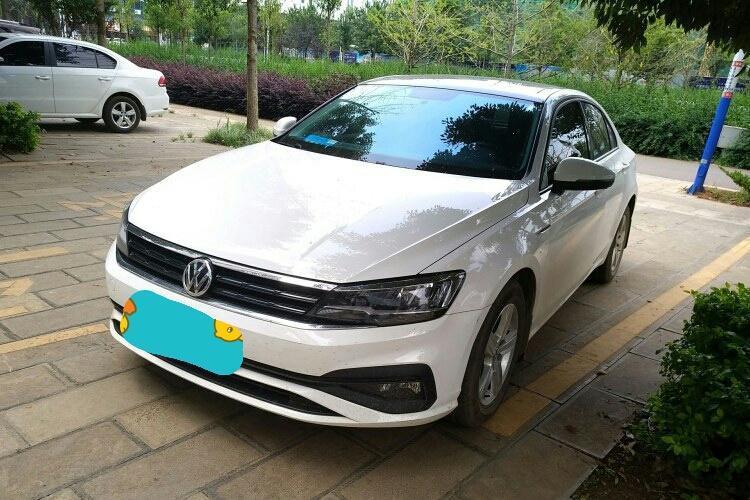 购车总价 | 裸车价12.97万，优惠了两万多，优惠幅度比较大。
同级对比 | 看过迈锐宝XL这款车，试驾的过程中感觉车内静音效果不是太好，所以我就买了静音效果相对较好的凌渡。
驾驶体验 | 这款车的动力很好，无论在市区还是高速加速都非常给力，方向盘比较灵活轻便，没有虚位，座椅太硬，长途开车会很累。
颜值 | 这款车颜值还是可以的，整体看起来比较拉风，进气格栅和大灯浑然一体，看起来非常犀利，还有就是车漆比较薄，行驶的途中容易刮蹭。
油耗 | 城区里行驶一般就是8.5个油，高速不到8个油， 算是比较省油的一