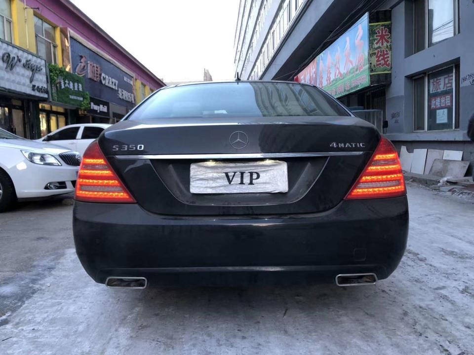 奔驰s级-裸车价格84万，落地91万！
这台车开了这么多年只想说比奥迪A8强不是一点。单说内饰豪华程度上完全秒杀奥迪A8宝马7系。
作为一个老车主的我给大家讲讲我的S级吧！
#乘坐空间出色 这台车无论前排后排对于180身高200斤的我都是足够的大！前排高度头顶2拳后排2拳，前排腿部位置很宽敞角度很舒服，后排腿部3拳的距离！
#外观厚重 外观大气厚重商务车的气息很浓郁，完全是藐视一切其他车辆的感觉！
#氛围灯漂亮 室内氛围灯亮起来的时候你会知道什么是豪华和格调，自带美女上车功能你懂的！
#后备厢空间大 后备