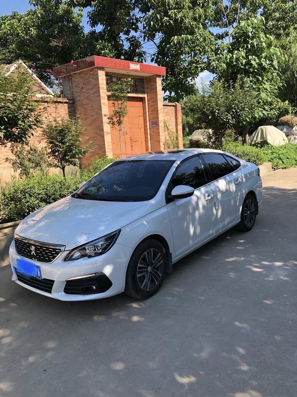 标致308-购车总价 | 怎么说呢，看车已经好久了，对比过好多车型，就想买一个10w左右适合自己的车子，以前喜欢suv，后来对轿车情有独钟，看上这款车是19年1月份左右，当时就被外观吸引了，以前觉得标志颜值欣赏不过来，308的颜值倒是一眼就相中了，一直关注车市政策，本来想年底提车，奈何国五清库自觉时机已到，就约了附近的4s店去看车，看了实车更惊艳于外观，第一次销售给我算错价了，第二次再去销售不停打电话说给我抢了个秒杀车，只有一台秒杀价86000，当时就定了，加上购置税，保险，上牌费用总共下来99600，差