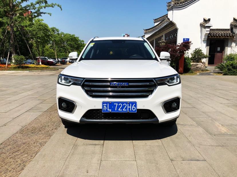 哈弗h7-购车总价 | 指导价16.3万，直降两万，裸车价14.3万，加上保险以及购置税等费用，一共落地价花费16.4万。
同级对比 | 看车一个月也相中了几台车，最后在哈佛h7和长安cs95当中选择一台。感觉长安cs95 比较笨重，而且外形不如哈佛的漂亮，而且哈弗的性价比比较高，降价幅度比较大。
空间 | 空间表现很优秀，本人身高一米八，坐在前排非常宽敞舒适，后排坐三人没有拥挤感，不局促，后备箱空间很大，家庭外出旅游用车很方便。
颜值 | 这台车的外观很漂亮，虽然大，但不显得笨重，线条流畅，弧度合理，非