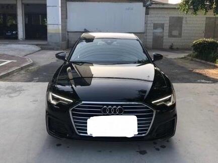 奥迪a6l-购车总价 | 裸车价：36.9万元。 落地价：40万元
同级对比 | 综合性价比肯定不错！可以说在BBA同级别车型当中算是挺好的。外观成熟稳重，标配的LED大灯我很喜欢，19寸轮毂看起来很帅气，空间宽敞，配置方面基本上该有的都有，很舒适很豪华的一款车。
空间 | A6L的空间设计不错，很有空间感。我身高178，坐在驾驶位置，感觉很宽敞，头部空间很足！坐后排跷二郎腿还蛮舒服，不过后排中间位置脚部凸起蛮高的，坐后排中间的话时间久了有点变扭！车内的储物空间设计不错，平常可以放不少的小东西。后备箱的空