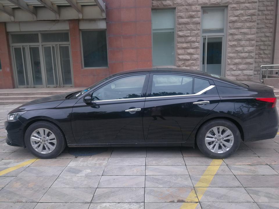 购车总价 | 裸车15.08，落地17.2左右。
同级对比 | 定车前比较过雅阁，迈腾等B级车，也看过宝来速腾和轩逸，总的来说性价比还是天籁更胜一筹，空间妥妥的够用，动力2.0自吸家用也足够了，三大件除了变速箱口碑都还不错，保值的话没怎么考虑，我个人认为我不是个能频繁换车的人，主要是经济能力不允许。其实最开始考虑的是宝来和轩逸，但是四儿子店你们知道的，轩逸一分优惠没有，落地要14多了。宝来高傲的像一只白天鹅，最后在同事的鼓捣下看了本田和迈腾还有天籁。本田得益于近期发动机故障问题，果断拜拜，迈腾的话主要是我