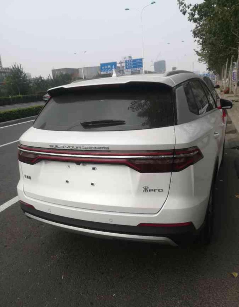 购车总价 | 10万左右
同级对比 | 对比之后还是觉得宋Pro的性价比高，价位适中，配置丰富，空间大，颜值高，功能性强，外观简约时尚大气，动力强劲，超喜欢的。
空间 | 宋pro预售期间宣传的就是大五座+超长轴距，也是一笔较大的标志，超大后备箱空间1340L，后排座椅放倒，配上全景天窗，看夜景是多么唯美，第二排的空间也是非常大的，如果是一个一米八的大个子坐上去，腿部空间以及头部空间都是还有剩余足够的空间活动，这点是无可挑剔的，必须赞！
驾驶体验 | 转向精准，无虚位，高速较重，低速较轻，底盘调教合适，软