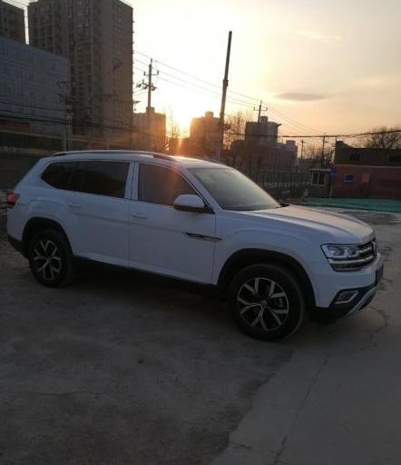 购车总价 | 这款车的裸价大约是31.2万元，还有一些其他的费用，总共办下来也就34.2万元。
同级对比 | 在打算买车的时候，就一直纠结买什么样的车，刚开始看上了一辆普拉多，但是后来觉得这个车的性能不太满意，就选择了这辆车。
驾驶体验 | 在车店里面刚刚试驾的时候，就觉得这款车的感觉不同其他的车。整个车虽然看上去有点大，但是驾驶起来一点都不笨重，十分的稳定而且这辆车的动力十足。
颜值 | 这款车的外形是我购买它的直接原因，在这辆车的设计上很有讲究 看上去是简洁明了整个车边，有几条镀铬亮条增加这辆车的豪华