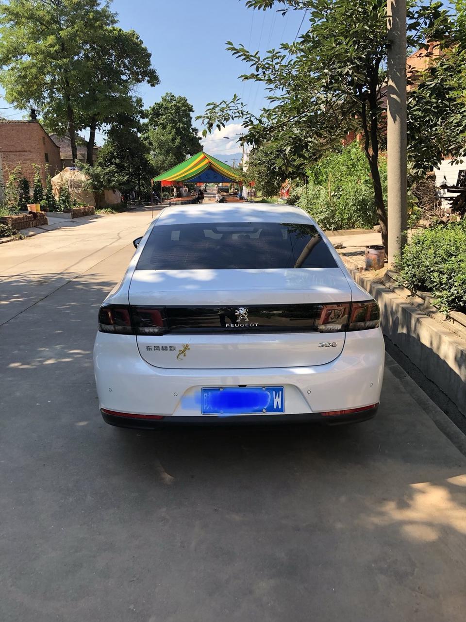 标致308-购车总价 | 怎么说呢，看车已经好久了，对比过好多车型，就想买一个10w左右适合自己的车子，以前喜欢suv，后来对轿车情有独钟，看上这款车是19年1月份左右，当时就被外观吸引了，以前觉得标志颜值欣赏不过来，308的颜值倒是一眼就相中了，一直关注车市政策，本来想年底提车，奈何国五清库自觉时机已到，就约了附近的4s店去看车，看了实车更惊艳于外观，第一次销售给我算错价了，第二次再去销售不停打电话说给我抢了个秒杀车，只有一台秒杀价86000，当时就定了，加上购置税，保险，上牌费用总共下来99600，差