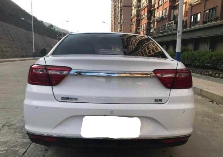 购车总价 | 裸车价6.5万，落地价7.6万左右，性价比真的太高了。
同级对比 | 之前也看过海马M3，但外观感觉没有远景好看，不是自己喜欢的，而且空间感也没有远景大，最后选择了远景。
故障吐槽 | 说到不满意的地方，就数一些小“瑕疵”了，第一是雨刮太短，雨刮所及的范围太小，要是车脏一点就特别难看了。第二是尾箱不能无匙开启，搬放东西的时候比较不方便。
空间 | 空间不错，车辆看起来不大，但是前后排空间都挺够用的，后排不经常坐人，不过后排中间的地板只有一点点隆起，无形中就增大了脚部空间了，这样即使后排坐三个