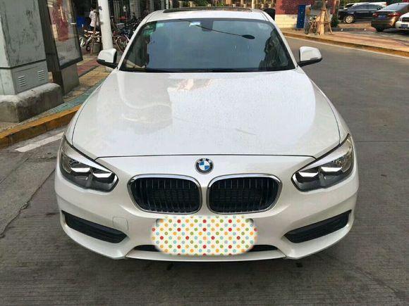 宝马1系-作为宝马的老客户，我来评价一下我的爱车，这辆车是在2018 年一月份买的，当时裸车大概花了26万左右，下来一共花了28万左右，从买过来到现在加装过一个后视镜，花了1000块钱，这辆车和奥迪3比较来说，它的最高车速为210km/h低于奥迪A3，但是该车的耗油为5.5L/100km，相比较来说还是比较少的，整体来说还是比较满意的。
#外观满意  这辆车的外观是让我最满意的，整体看起来非常的时尚，出去上路非常的拉风，个人感觉非常的有面子。
#静音效果好  每次开车走到繁华的集市，关住车窗以后，声音瞬间