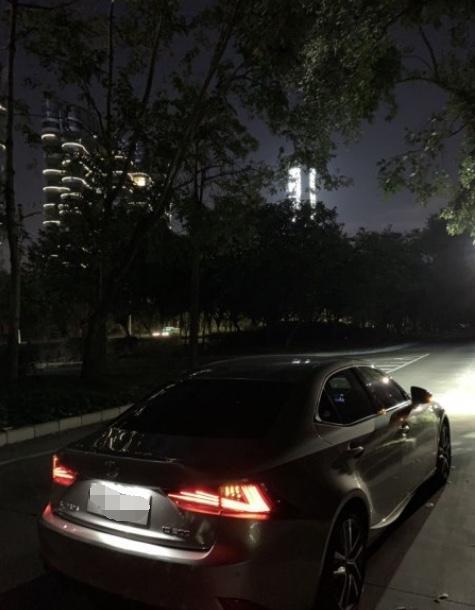 雷克萨斯is-购车总价 | 买车的时候。优惠力度还是稍微有一点的。基本上都是在指导价上面便宜两万，然后加上1万不到的保险，两万八左右的购置税，全款下来大概是在365000左右。
同级对比 | 当时最喜欢的车还是a5。但是总体比较下来觉得还是雷克萨斯更实用一点，而且外观的颜值上面也不会逊色很多。后期的保养也比他省心多了。
空间 | 空间基本上是我最不关心的一点了，前排只要够做就行了，因为基本上都是我一个人在开。我觉得特别喜欢的就是一个后排的隆起这是个后驱或者四驱的标识，40多万车后排还是纯平的话，我还是会觉