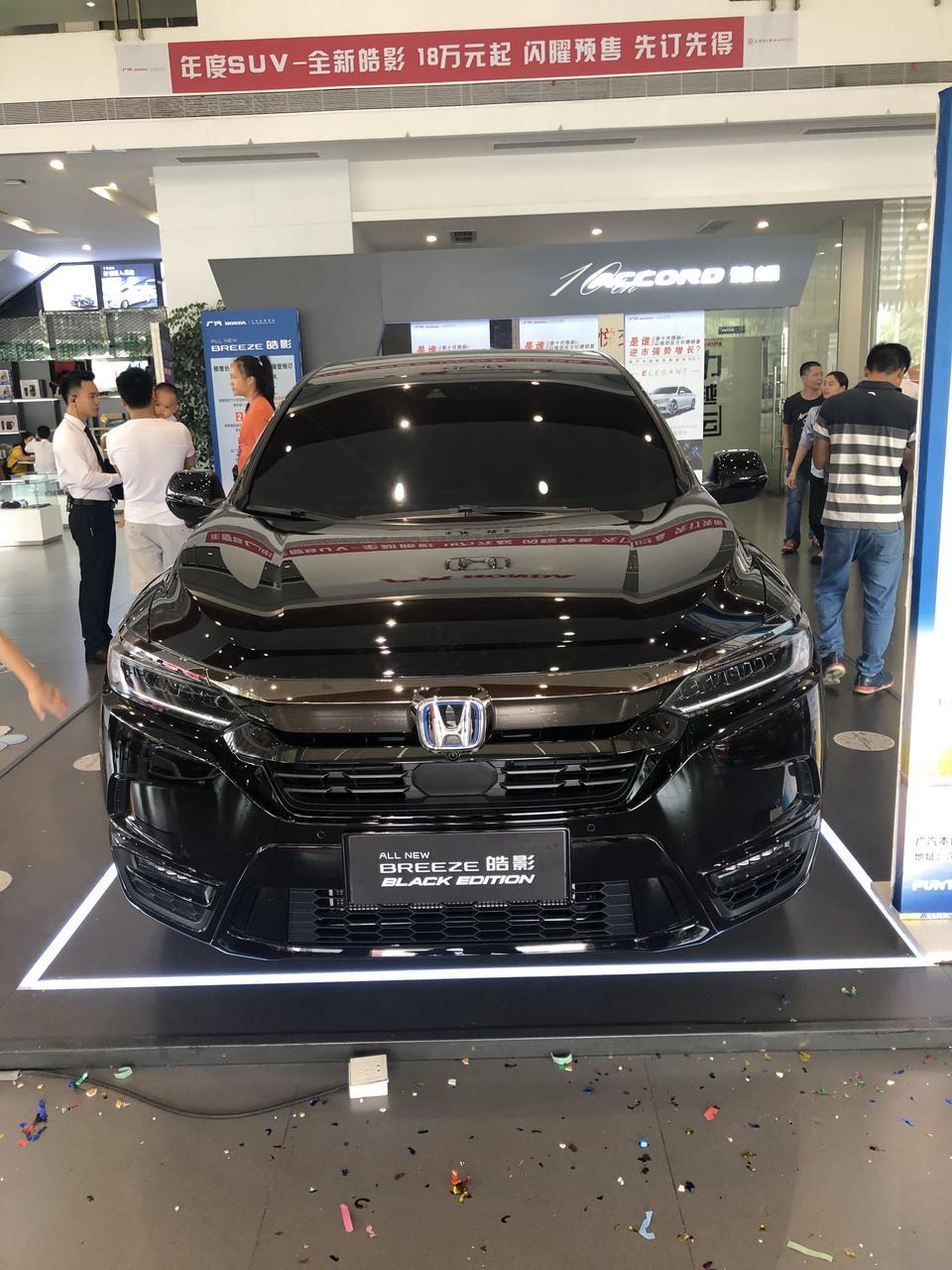 关于皓影这款车相信很多朋友都知道，2020最新车。我在2019.5月份开始看车，经过老婆她老板娘和老板多年用车经验确定了品牌，确定品牌后就天天看本田，当看到本田皓影上市时候的样子，我就确定是它了。买车也是经过不少曲折，最终算到24.8W的落地价签了合同，就喜欢它的霸气，回家装B没的说，至于车体验，我是一个新手，就冲感觉说，方向盘轻松，到现在也不知道我的车带不带钥匙开关窗的功能，安网上说的设置了也没用。现在碰到疫情，车子放了一个月，临时牌也用了一个月。。
