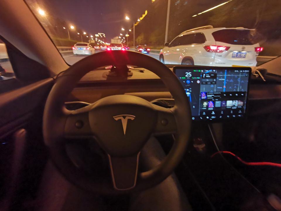 model 3(进口)-购车总价 | 赶上6月优惠3万再加3年免息免手续费的活动，30%首付款13.29万元，用了一年的非营运牌照，购置税3.78万，保险1.5万，验车上牌1200，首付购车总价18.69万，总价48.7万
空间 | 乘坐空间都很宽敞，整体坐姿其实比普通轿车要高一些，可能是因为底盘都是电池的原因，但是因为头顶上只有一层玻璃比较薄所以头部空间还是比较充裕，能在两拳以上
内饰 | 内饰只能说真的是极简，除了一个大屏幕什么都没有，刚买的新车还是有一些异味，因为还没贴膜，夏天开车特别晒，已经准备贴