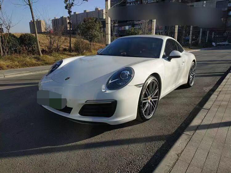 裸车价：156万落地价：172.5万#同级PK: 试驾了日产GTR R35和保时捷911，GTR不愧东瀛战神的称号，动力非常强大，但是操控性略逊于保时捷911，所以我最后还是选择了保时捷911。#外观经典：外观设计维持了保时捷的经典家族式设计，在路上的辨识度很高。#内饰精美：保时捷911的内饰设计比较精美，五环仪表盘造型非常漂亮。#空间充足：保时捷911的内部空间还是比较充足的，我自己使用觉得乘坐和储物空间都很充足。#油耗合理：我的百公里油耗是12.5升，还是比较合理的。#操控流畅：七档双离合变速箱换挡非
