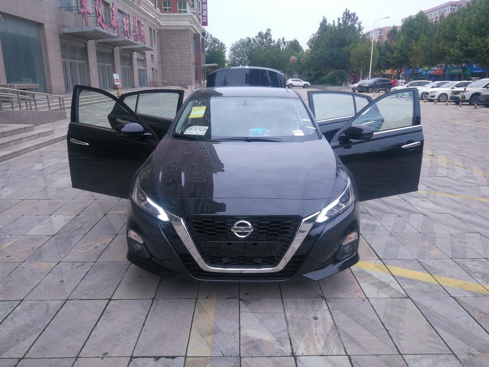 购车总价 | 裸车15.08，落地17.2左右。
同级对比 | 定车前比较过雅阁，迈腾等B级车，也看过宝来速腾和轩逸，总的来说性价比还是天籁更胜一筹，空间妥妥的够用，动力2.0自吸家用也足够了，三大件除了变速箱口碑都还不错，保值的话没怎么考虑，我个人认为我不是个能频繁换车的人，主要是经济能力不允许。其实最开始考虑的是宝来和轩逸，但是四儿子店你们知道的，轩逸一分优惠没有，落地要14多了。宝来高傲的像一只白天鹅，最后在同事的鼓捣下看了本田和迈腾还有天籁。本田得益于近期发动机故障问题，果断拜拜，迈腾的话主要是我
