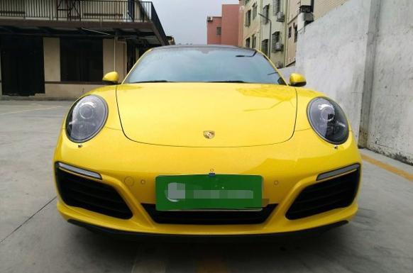 保时捷911-裸车价：143.68万元 落地价159.5万元 #同级PK：同级看了GTR，但是日产毕竟不是专业做跑车的，想想还是911比较稳妥。#外观运动：全黑的轮毂和红色的卡钳看起来就嗨，浓浓的跑车味。#内饰简单：内饰是保时捷一贯的简约风，很喜欢跟中央的操作区，各个按键按起来都很方便。#空间满意：没想到前面的行李箱还挺大的，能装下不少东西，以后去机场接人能用上了。#油耗较高：综合油耗在16个左右，稍微有点高，但是和带来激情来说，这点油耗不算多。#驾驶有激情：车子开起来很有激情，加速真不敢随便地板油，动力