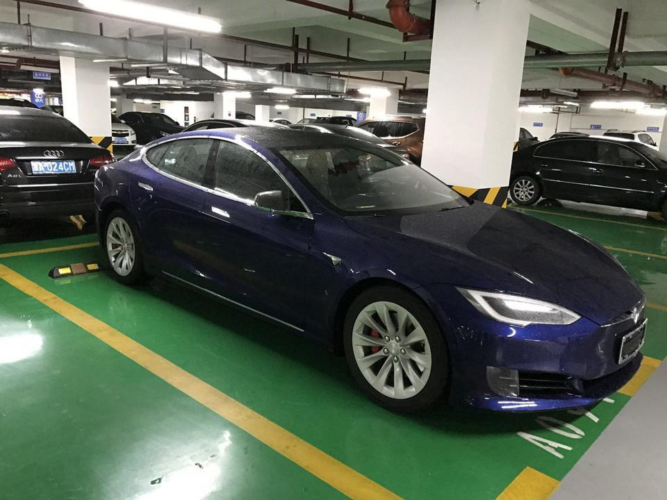 model s-购车总价 | 当时没有优惠，新车裸车价80.63万，加上保险，上牌下来89.45万，新能源车型没有购置税。
同级对比 | 买车就看中了特斯拉的新能源，毕竟做的挺不错。科技感十足。
故障吐槽 | 新车刚买的时候后门有瑕疵，只怪验车没看清楚，后来去4s店，人家不承认，
空间 | 空间还算可以吧，本人173，做后排腿部空间有1拳左右，头部空间有3指。后备箱空间表现不错，满足一家三口的一家游出行还算可以。
驾驶体验 | 动力输出特别够用，百公里4.3秒的加速成绩，方向盘指向精准，悬架调教的挺不错，