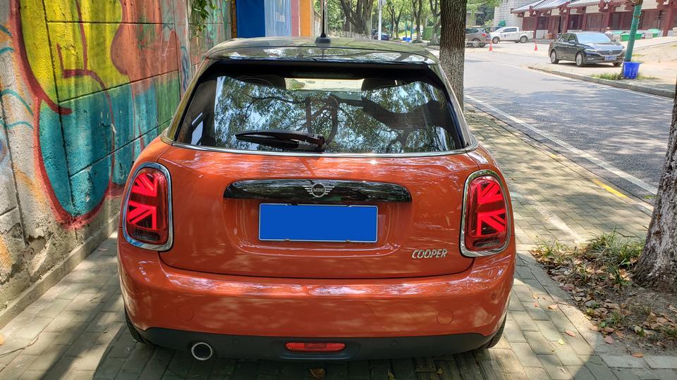 购车总价 | 于2019年5月购买的这台MINI，裸车差不多19w多
颜值 | 经典与现代的结合，造就了如今的MINI。说是一辆车，更怀揣着梦，对MINI的，对赛车的。机缘巧合的在店内看到这辆橙色MINI，在太阳光下面闪闪发光，就认定了是它。
故障吐槽 | 对于我来说，可能是噪音太大了，个人喜静，最比较接受不了的就是空调声音，风一大虽然很凉快，但是声音真的很燥。虽然我能理解，MINI赛车的历史，但是结合现实，我们作为一款城市用车，稍微的降噪可能我觉得会更完美了。
同级对比 | 日常代步车还挺好的，贵了也没