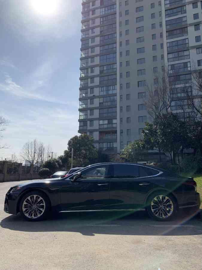 雷克萨斯ls-购车总价 | 这款车的购车裸车价格是110万！加上购车税！保险上牌等等费用下来差不多124万左右！
同级对比 | 当时也是看这款车很久了！就是喜欢这款车！资金一到位就去提了！也没看别的车型！
空间 | 空间很够用！5米多长的车！坐着很舒服！不管是前排还是后排！后备箱绝对的够用！
驾驶体验 | 动力不错！很给力！起步相当给力！推背感十足！超控方面很不错！方向盘很精准！没有一点虚位！隔音效果非常棒！底盘悬挂做得也很不错！过坑洼路面很舒服！
颜值 | 前脸大气优雅！进气格栅在加上这款车的车标属实是