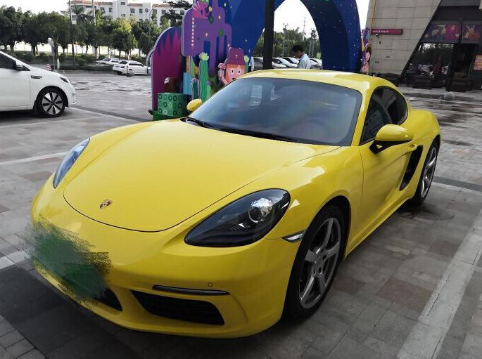 裸车价：62万落地价：73万#同级PK: 试驾了宝马M2和保时捷718，宝马M2的3.0T发动机动力强劲，而保时捷718的选装更加豪华和个性，想了很久，还是买了保时捷718。#外观时尚：我选装了LED大灯和大尺寸轮毂，使得718的外观更加时尚了。#内饰豪华：内饰设计比较豪华，换装Alcantara材质之后，方向盘的手感更加出色。#空间充足：我平常一个人使用，空间对于我来说没有什么意义，还是很充足的。#油耗较低：我的百公里油耗是11升，比较节省。#操控一流：我最喜欢的是它的水平对置发动机，运行很平稳，不会有