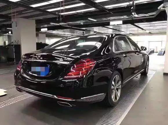 奔驰s级-当时提车裸车160＋W 很满意， 做生意多年犒劳一下自己，比起奥迪A8或者说宝马7系，迈巴赫永远是最会享受的一个，真皮座椅，后排舒适度更高，关上车门，轻轻往后一躺就是与尘世隔绝，陆地头等舱不是白叫的。不论是会客还是谈生意 ，面子都够了。车身线条流畅细长，轮毂很大气，尾灯很大气优雅，后雾灯在保险杠下方，细节设计的不错，360度影像很清晰，尤其是它的后座可以躺下，比别的车胜出的地方就是他有脚拖，不满意的地方就是底盘，我觉得它应该有一个地毯底盘，那样才能显示出它的与众不同，大气
#后排空间大
这么长的