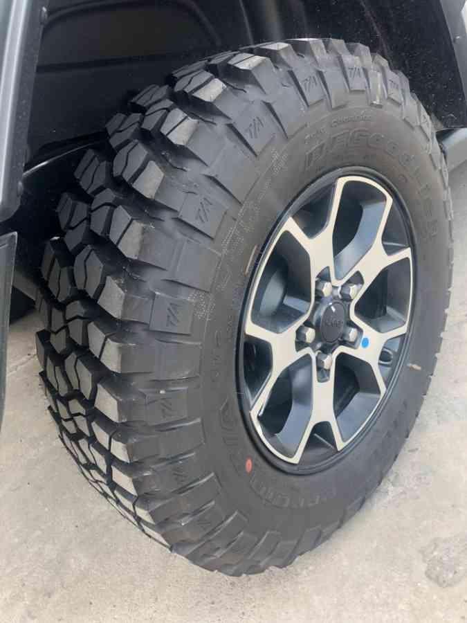 同级对比 | 买车的时候对比了揽胜极光，我觉得极光的座椅舒适度不太高，而且我老婆喜欢牧马人的颜值，死活就要买牧马人，我也拗不过她，最终买了牧马人。
购车总价 | 裸车购买价54.69万，优惠不大，购置税3万，落地价59.63万。
驾驶体验 | 操控还行，操控性能不是它的优势，但是底盘我觉得非常扎实。
内饰 | 内饰时尚，但时尚中又带点粗糙，可以说是粗犷，大方。
空间 | 空间足够，头部和腿部空间很出色，储物空间设计的有点少了，后备箱高度，宽度合适。
油耗 | 这个车我都没希望油耗会低，我平时是市区开的多，