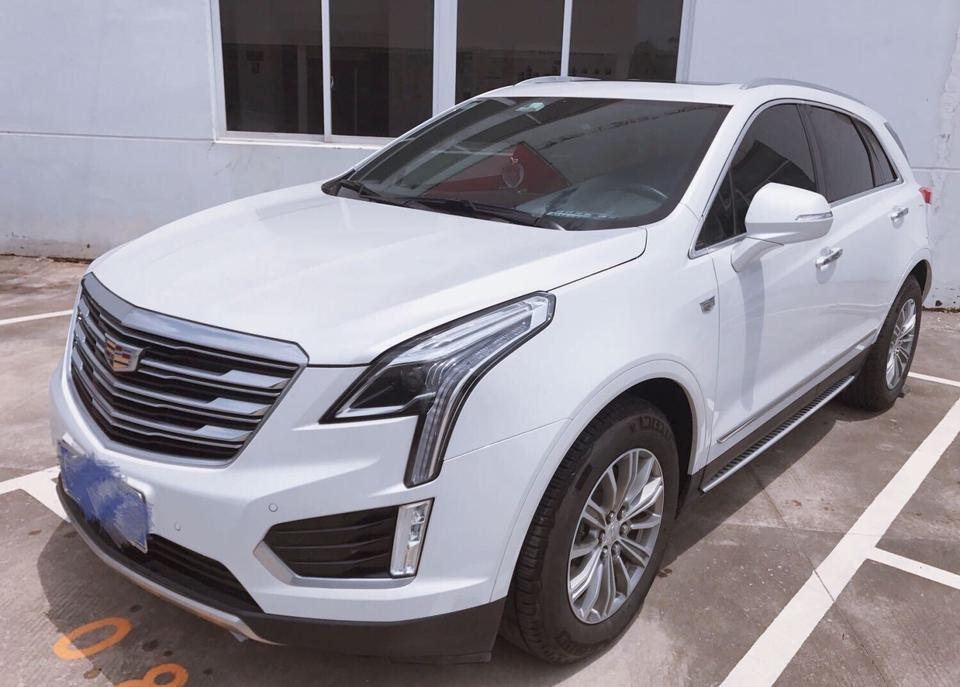 凯迪拉克xt5-购车总价 | 裸车价36.5万，优惠了2万，落地价39.7万。
同级对比 | 本来看沃尔沃和奔驰，最喜欢的是奔驰！但是奔驰的价格太高，沃尔沃的后期维护成本太高！所以最后还是选择了性价比相对比较高的凯迪拉克！因为便宜吗?
故障吐槽 | 底盘猛一看很高，但是趴下来一看结果下面凸出来一截，实际的底盘高度并不是特别理想！前脸改的稍微太低了，看上去没有老款那么霸气了！
空间 | 后排、后备箱、用一个字形容那叫一个大啊！结果车子开回去好久才发现，挡把下面还有一个隐藏储物空间，空间方面没的挑剔，完美！
