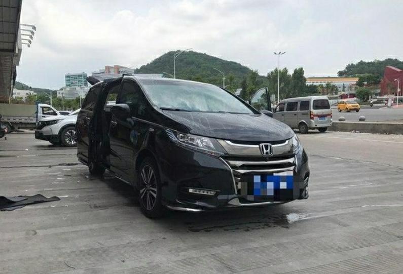 购车总价 | 当时买这款车的总价是29.5万元。
同级对比 | 跟大众途昂比较了一下，这款车的空间相对大很多，舒适度方面也是极高的。
空间 | 空间足够大，毕竟是MPV，空间小也不会买它，后备箱也够用，第三排座椅下面还可以躺着放行李箱。
颜值 | 外观非常的漂亮，但我买这款车，外观不是主要的首选，我主要还是奔着空间去的。
内饰 | 那是老成大气漂亮，但不是我首选的标准，只要坐着舒服就行了。
