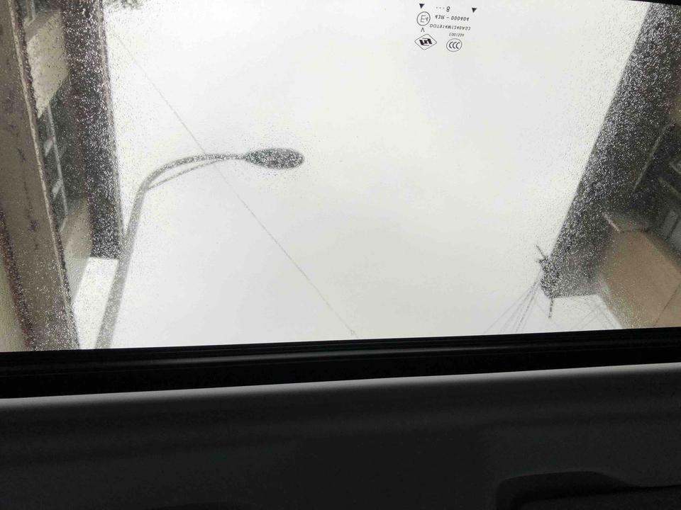 标致308-颜值 | 其实一直都挺看好法系车，对门哥哥是雪铁龙的。好几年了也没任何毛病。对法系车挺有好感，有一次路过标志的店门口，直接被308吸引了，现在的法系车这么好看了。前脸霸气，和日间行车灯相呼应，真是大气。非常运动不失时尚。尤其是尾灯够拉风，标志性的尾灯。一眼相中。
空间 | 前排我身高176左右做好以后头部还有位置，调好位置后后排也够用，说真的法系车对比别的车还是有点小，后排座三个人正好，不适合长期做，出远门，后备箱够大。牺牲了后座，后备箱就大了。清明出去玩带孩子的小推车，各种东西完全无压力。够