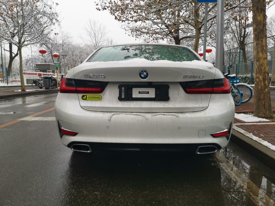 宝马3系-宝宝马上出生了，购置一辆车很有必要了，人生第一辆车，选车过程就不说了，挺漫长的，BBA，总之30万上下对比下来还得是3系！
外观：
特别喜欢首发版的外观，前后包围都很特别，作为一个准奶爸还是走时尚路线吧，不过真心喜欢M的丁字裤方向盘，鱼和熊掌不可兼得。
内饰：
内饰科技感很强，车机界面简洁好用，大旋钮操作方便，内饰门板大面积真皮包裹，摸到的地方基本都是软的，当然该硬的也硬。
空间：
325LI  L车型空间够用，后排空间很大，坐垫长，对大腿乘拖特别舒服，储物空间一般，也算够用吧。
操控：
转向感