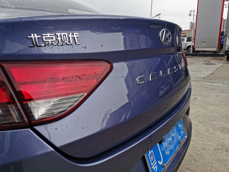 购车总价 | 3月份购车，当时优惠8000元，全部落地九万多点，现在好像不止优惠8000元了。
同级对比 | 开始家里人让我买锋范或者威驰，说日本车开不坏。我也知道日系车耐用又省油，但感觉日系车都太薄了，轻飘飘的，配置也低，外观也不是我的菜，对比过后，发现还是悦动性价比最高，而且现代口碑也不错，好看又好开。
故障吐槽 | 这车大灯总是高低不一，夜间行车比较费神。
空间 | 轴距2650mm，头部空间和腿部空间都很好的
活动空间，满载5人不算宽裕但也不会觉得挤。
驾驶体验 | 没有很激烈地驾驶过，不过这车也