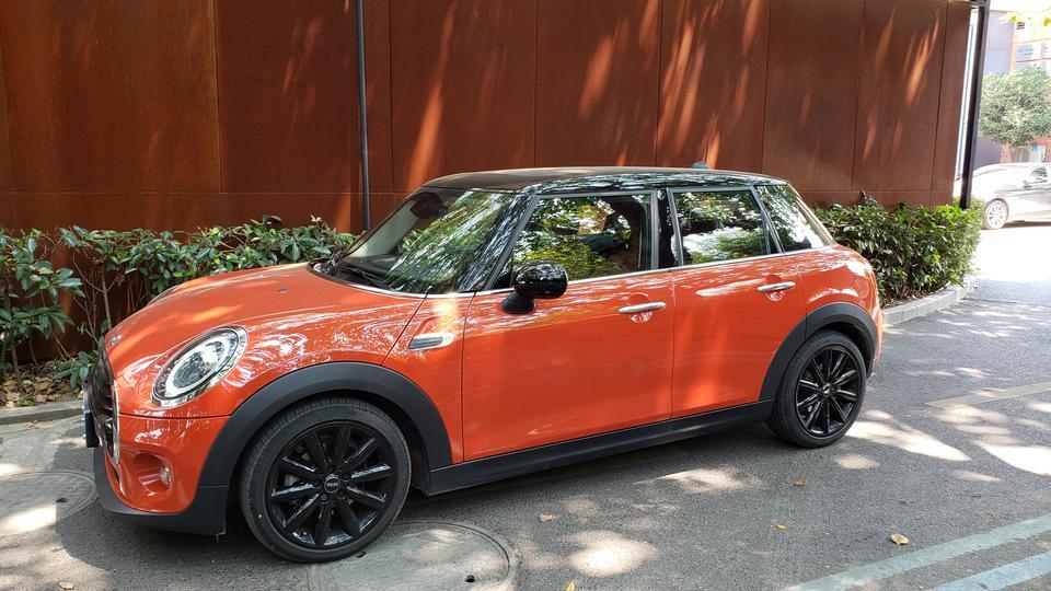 购车总价 | 于2019年5月购买的这台MINI，裸车差不多19w多
颜值 | 经典与现代的结合，造就了如今的MINI。说是一辆车，更怀揣着梦，对MINI的，对赛车的。机缘巧合的在店内看到这辆橙色MINI，在太阳光下面闪闪发光，就认定了是它。
故障吐槽 | 对于我来说，可能是噪音太大了，个人喜静，最比较接受不了的就是空调声音，风一大虽然很凉快，但是声音真的很燥。虽然我能理解，MINI赛车的历史，但是结合现实，我们作为一款城市用车，稍微的降噪可能我觉得会更完美了。
同级对比 | 日常代步车还挺好的，贵了也没