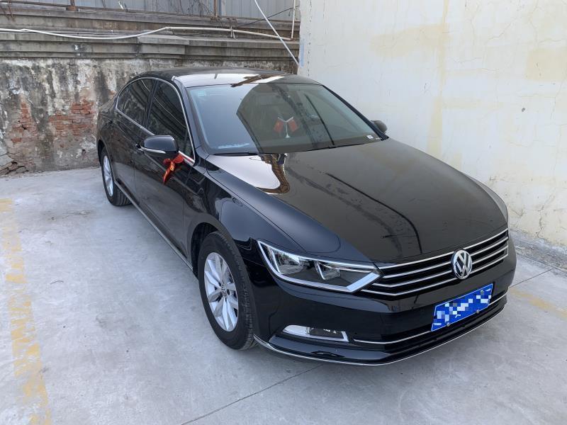 第一辆开的就是大众的车，对大众这个品牌还是挺有信赖感的，再买新车也没想换新牌子，因为自己的性子也是属于比较安稳的哪种，不喜欢太过张扬的风格，所以对大众低调沉稳的一贯风格也是比较喜欢和认同的。当时在帕萨特和迈腾之间犹豫了好久，两款车无论是定位还是风格实在是太相似了，最后还是听朋友的建议和自己的预期价位，选择了迈腾。
就外观上来说，迈腾绝对算不上那种一眼就能抓住人眼球的类型，尽管和前代相比，迈腾做了很多时尚年轻化的改动，显得更具有时尚感，但整体的低调务实沉稳有力的骨架还是没有变的，有大众情怀的人我想都是迷恋这