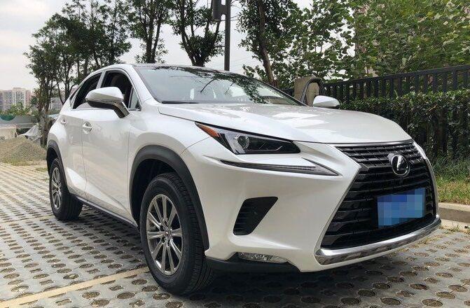 雷克萨斯nx-买了辆雷克萨斯过大年，春节时开回老家赚足了面子，裸车价33万整，软磨硬泡才优惠了5千。选车时还看过宝马X4和捷豹F-PACE，但都不如NX 300实惠，最关键的是雷克萨斯常年占据美国J.D.Power可靠性排行榜榜首，所以毅然入手。
油耗：平均油耗8.8，很吉利的数字，上下班通勤和高速各占一半吧，比较满意。
空间：前排空间满意，但后排坐3个人横向空间略显不足，尾箱空间不错，中央隔板取下后空间更自如。
内饰：仪表台精致又不失稳重，内饰整体档次感觉不次于任何品牌，座椅有种包裹全身的感觉，坐着安全