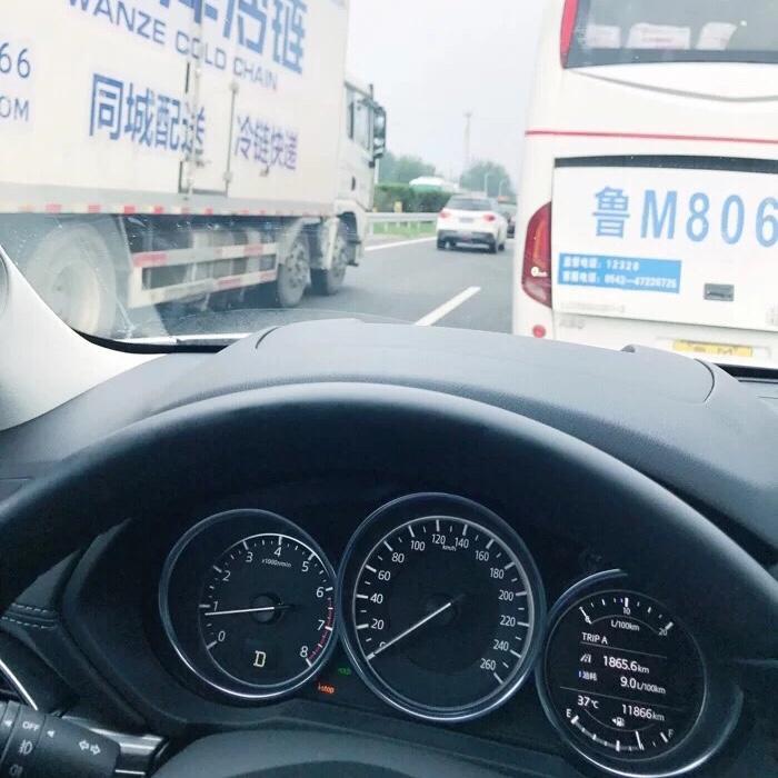 购车总价 | 裸车219800吧，落地24.5左右，具体记不清了，没有加装任何东西，纯素车，性价比可以说物有所值，算不上物超所值
同级对比 | 同时看了奇骏和自由光，最后倾向于颜值的我选了马自达，当然另一个重要原因是他的变速箱和发动机的匹配，使我试驾体验最优秀的一款，还有就是创驰蓝天技术了，选车的时候就坚持要自然吸气搭配手自一体，最终选择了马自达，其发动机与变速箱的匹配几乎可以说完美，并且新一代配置也比较丰富，比奇骏好不少，奇骏空间占优，但是还是放弃了
故障吐槽 | 不过对他的悬挂我是真的服，太硬，过个减