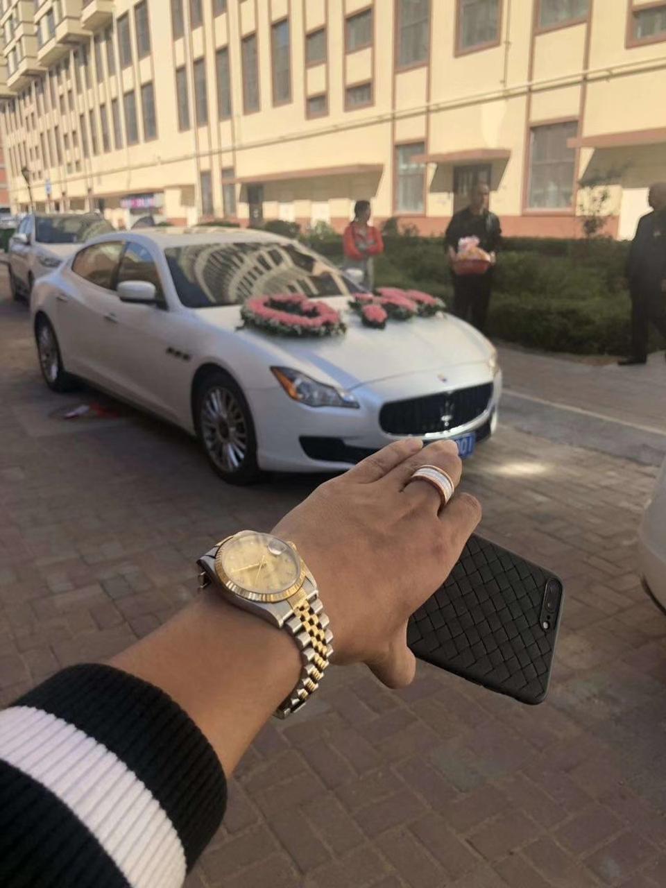 总裁-裸车价格147万，落地价格162，商家当时赠送了全车隐形车衣全车贴膜！
这台车和奔驰S还有路虎对比，最大的优势是不会让人有那种烂大街的感觉！内饰用料采用的是最顶级的小牛皮！音响效果都是找的丹麦的调音师定制得，豪华程度可见一斑！
市区内综合油耗22升左右长途油耗17升！
前排空间我179身高头顶还有三拳的高度腿部位置很宽敞，座椅是按照人体工程学去设计的！
后排空间瑕疵比较大，我坐在后排腿会顶到前排的座椅上，头也几乎顶到了上顶棚！
车载娱乐系统很智能语音识别速度很快。
值得夸奖的是发动机动力秒杀一切同级